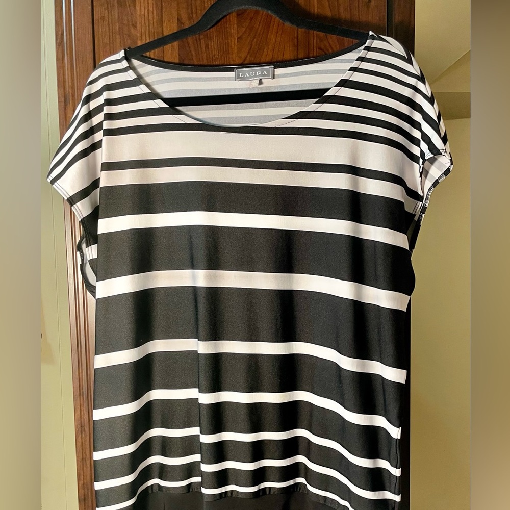 Black and white blousy top with sleeves